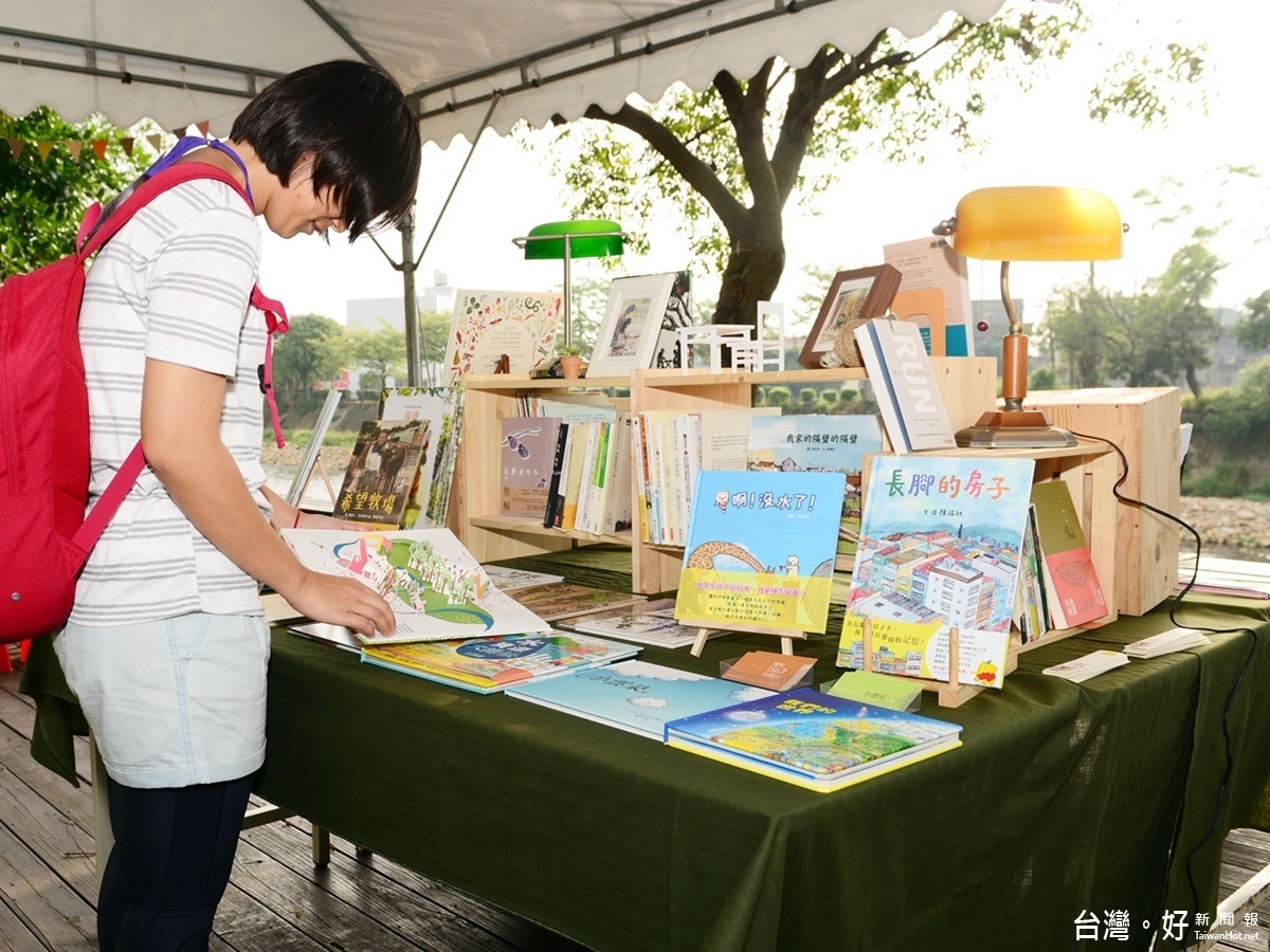 「走讀水岸生活節」在蘆竹南崁溪河畔光明公園包括環保書籍朗讀、水岸市集、有趣的手作DIY課程、闖關遊戲等,以寓教於樂的方式,推廣環保教育