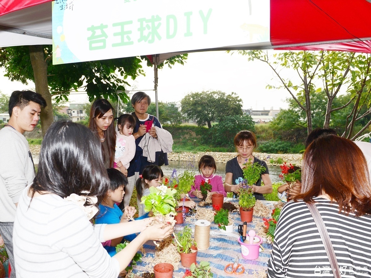 「走讀水岸生活節」在蘆竹南崁溪河畔光明公園包括環保書籍朗讀、水岸市集、有趣的手作DIY課程、闖關遊戲等,以寓教於樂的方式,推廣環保教育