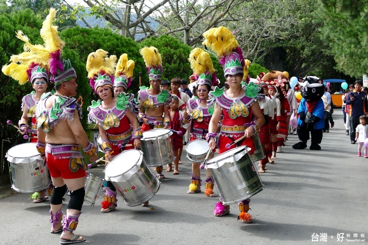 北港溪溫泉嘉年華正式開跑後，泰雅渡假村特舉辦嘉年華慶典大遊行，民眾也跟隨著遊行隊伍開心的前進。
