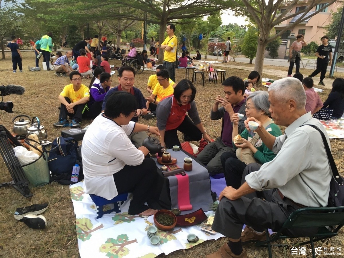 綠色隧道田寮公園的綠蔭野餐活動，三五好友一起來品茗，多愜意！