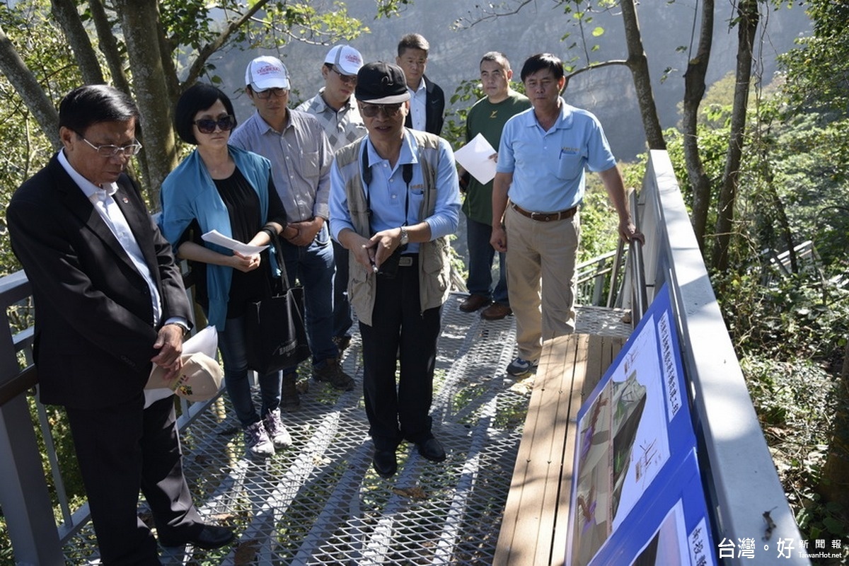 縣長林明溱前往雙龍瀑布會勘新設立棧道，並聽取公所及顧問公司簡報。