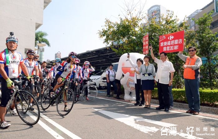鄭文燦市長希望藉由此次癌友自行車環臺活動，喚起民眾對健康運動及癌症篩檢之重視。