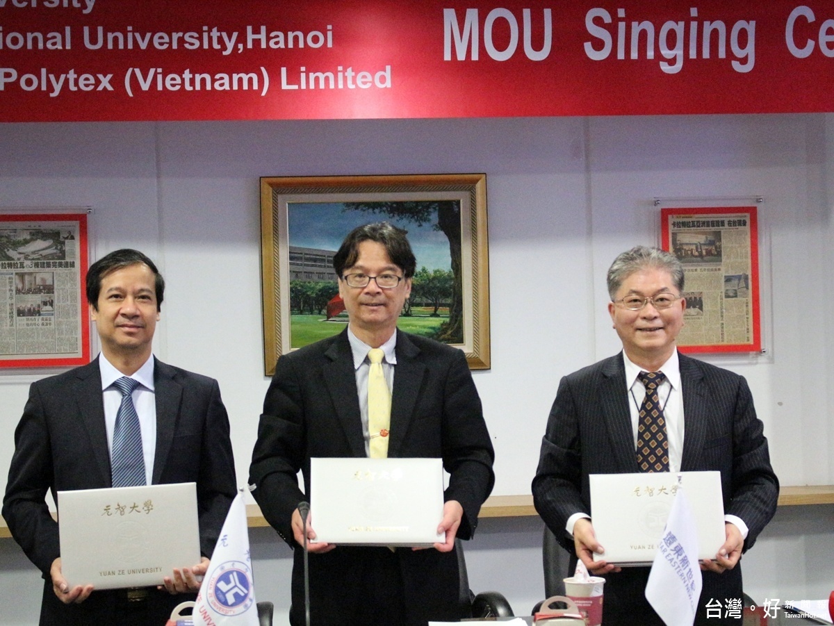越南河內國立大學校長Nguyen Kim Son(左)、元智大學校長吳志揚(中)遠東紡纖越南廠徐廷威副總經理,共同簽定合作備忘錄