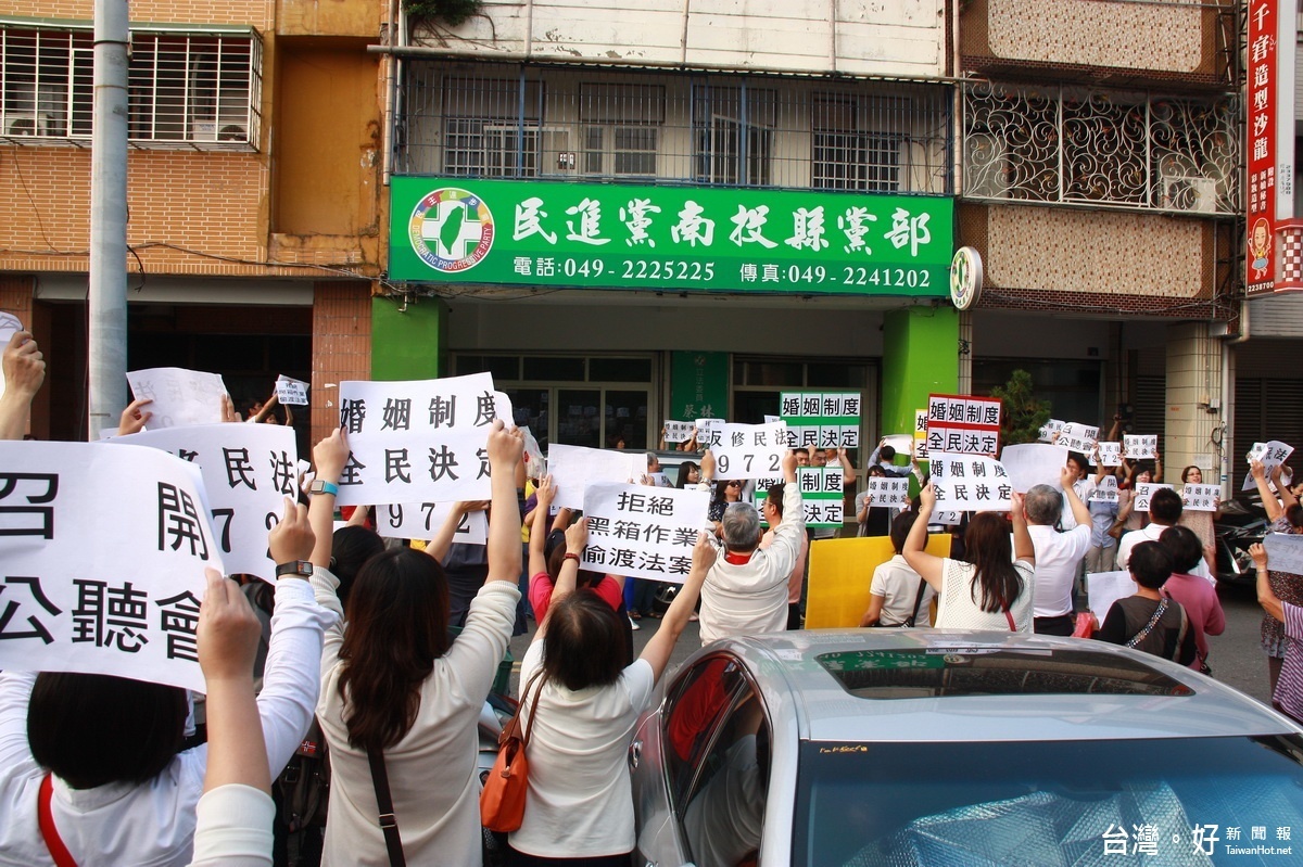 陳情人轉往民進黨南投縣黨部陳情。（記者扶小萍攝）