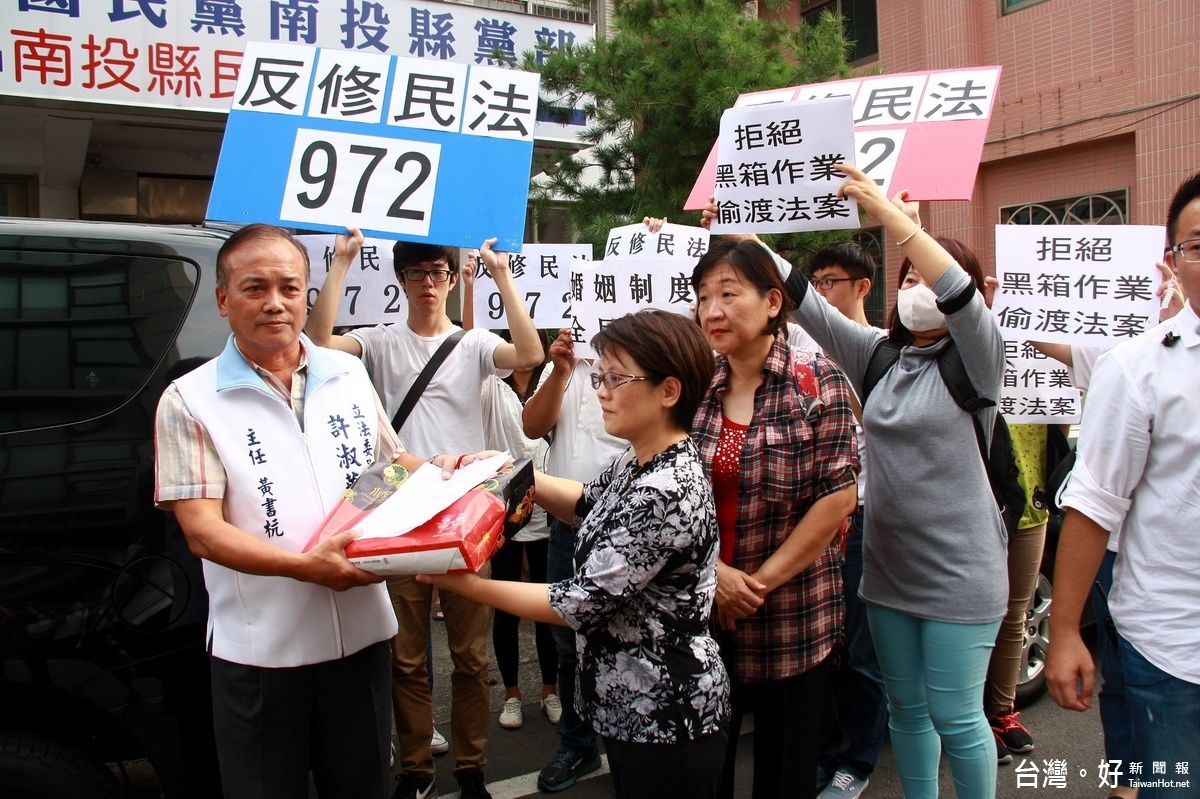 許立委服務處主任黃書杭接下陳情書。(記者扶小萍攝)