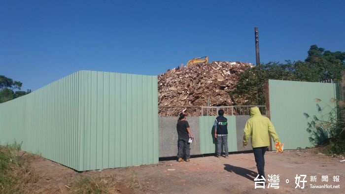 桃市府環保局查獲非法收受廢木材及廢棧板等再利用資材，堆置如山，造成環境污染。 