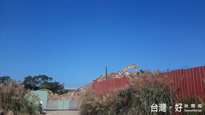 桃市府環保局查獲非法收受廢木材及廢棧板等再利用資材,堆置如山,造成環境污染。