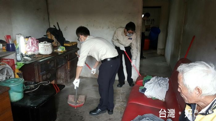 桃園市政府環保局與華山基金會合作,協助獨居長輩,整理居家環境。