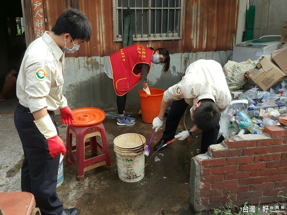 桃園市政府環保局替代役男與華山基金會合作,協助獨居長輩,整理居家環境