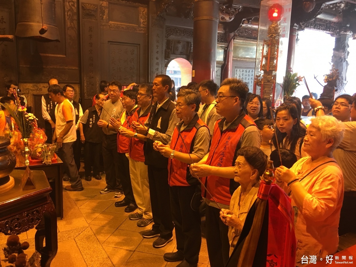 過火儀式先經法師誦經、宣讀祝文、行隆重祭拜儀式後,兩將軍和媽祖越過萬年香爐旺盛的香火,踏上歸途。(記者蘇榮泉攝)