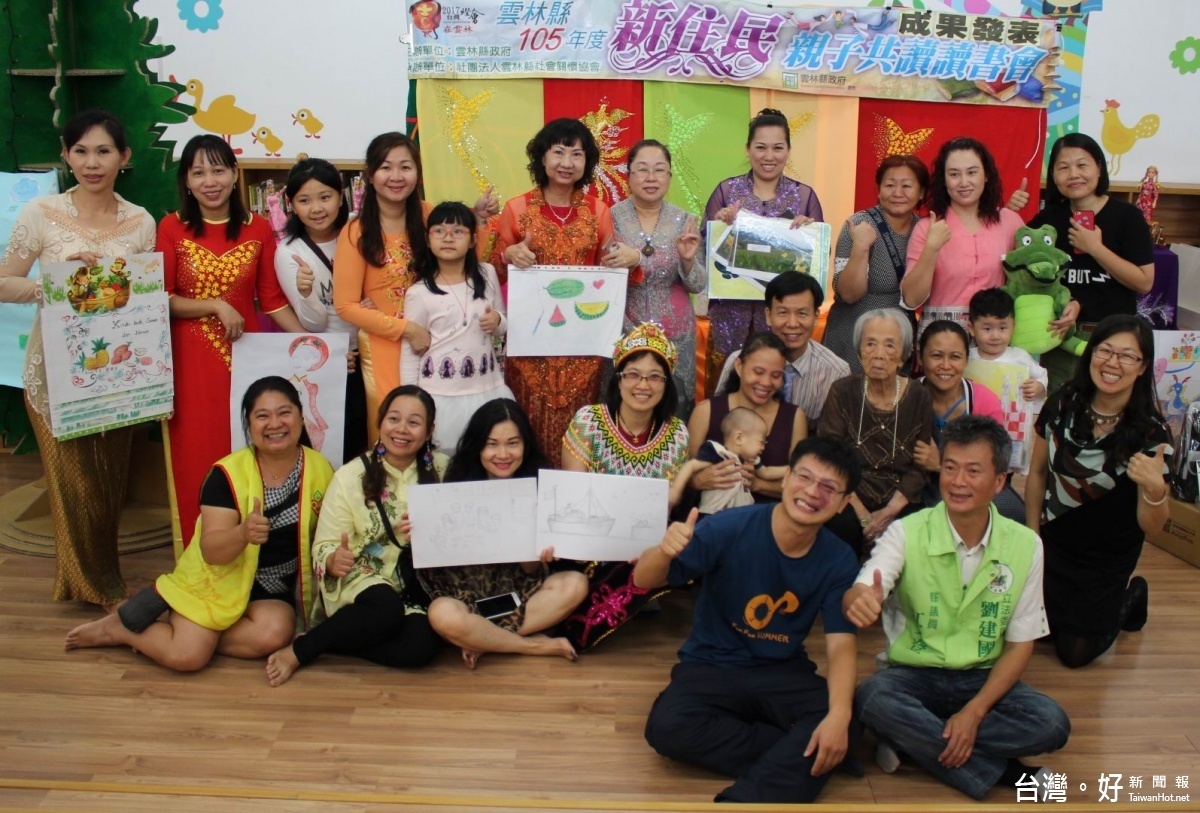 成果發表有10位新住民穿著家鄉服發表自己的手作繪本書,輪流上台說故事,讓整個成果發表生動。(記者蘇榮泉攝)