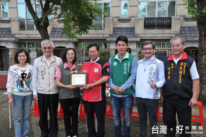 鄭市長表揚志工隊員在「全國環保志(義)工環境知識競賽」中獲得佳績。