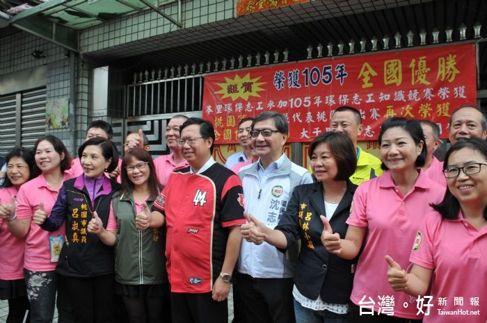 鄭市長表揚志工隊員在「全國環保志(義)工環境知識競賽」中獲得佳績。