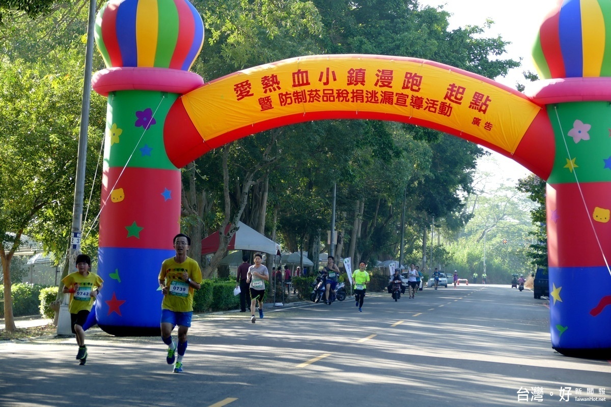 鹿谷鄉廣興國小校長黃應欽帶領十幾位學生一起參與「愛熱血.小鎮漫跑」活動。