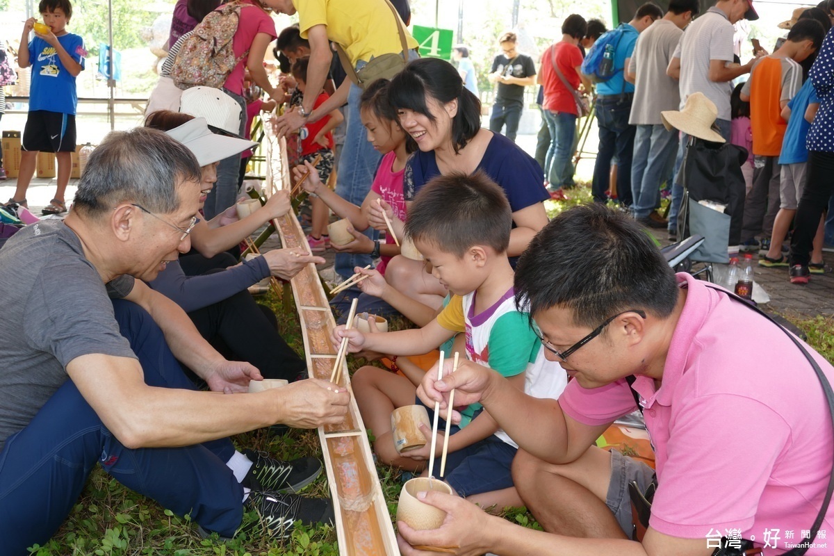 2016六根竹工藝文化節活動，全家開心拿著竹筷靜待「竹管流水麵」的到來，形成一幅溫馨有趣的畫面。