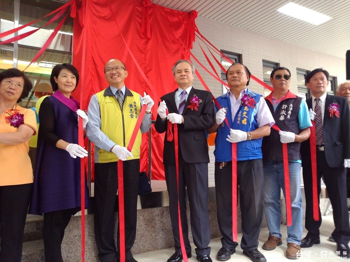 貴賓們為水里郵局揭牌。〈記者吳素珍攝〉