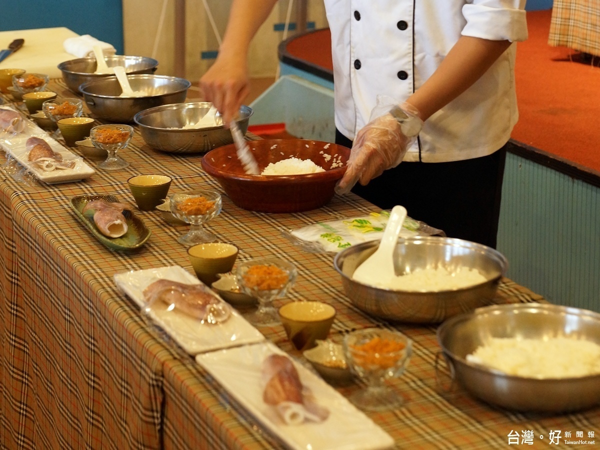 桃、竹漁會簽訂合作備忘錄,共推濱海「鱻」食新特色,美食師傅現場展示魚丸的製作