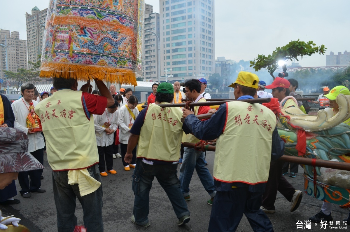 天后宮主委率全體委員、代表,出動媽祖神轎、千里眼、順風耳及完整的旗、號、鼓、侍等陣頭,一早就在安平聚落入口親迎候駕