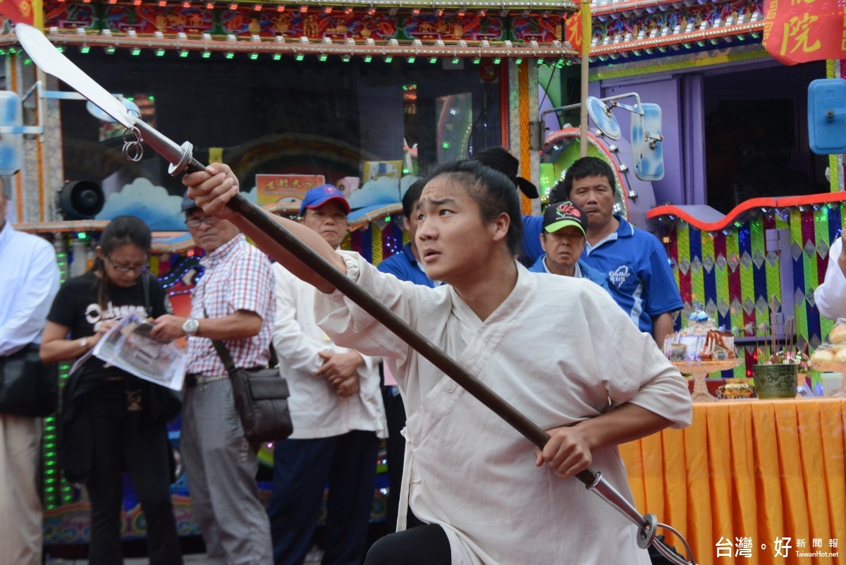 武當道教功夫團20歲左右的功夫精英,拂塵、劍、鏟、拳、陣,各個身懷絕技的演練來詮釋中國的“道”文化。