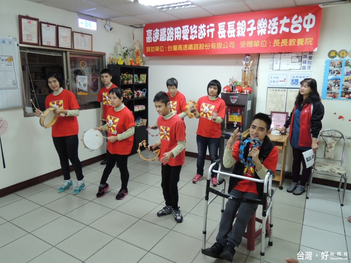 高鐵桃園站站長王稔慈親赴該教養院致贈高鐵車票,為這次學員的高鐵初體驗獻上滿滿祝福。