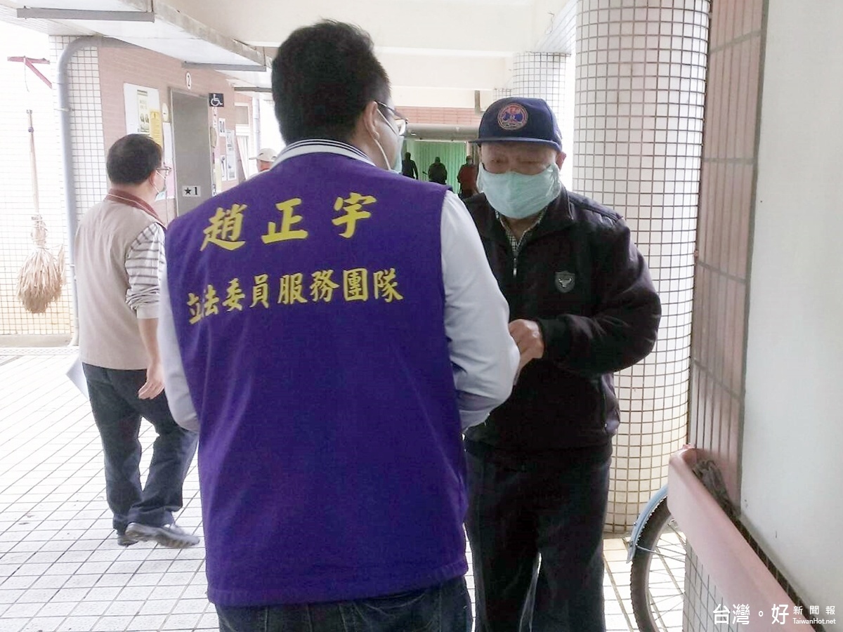 趙正宇特別派員前往桃園、八德榮家發贈口罩,也請桃園市政府衛生局偕同並要求嚴密監控兩榮家的流感人數及擴散情況