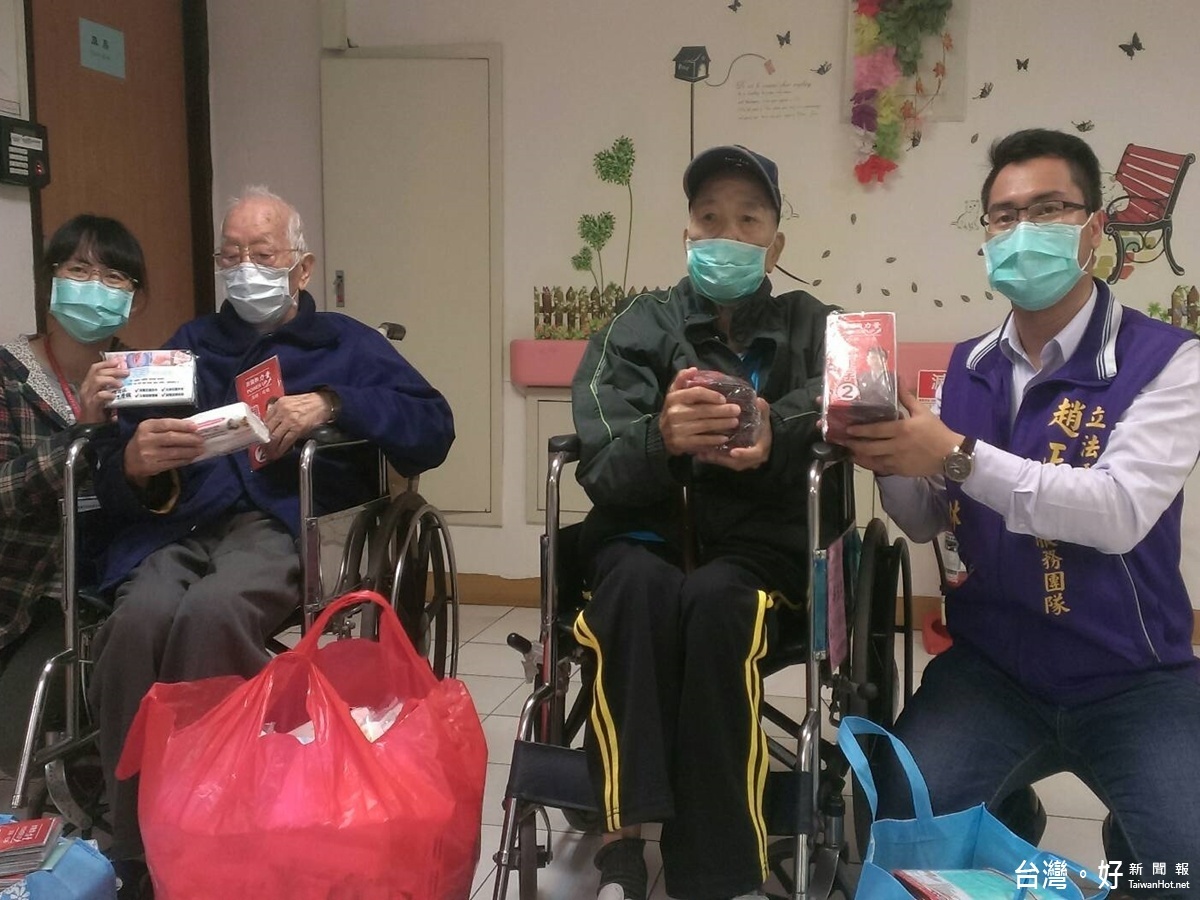 趙正宇特別派員前往桃園、八德榮家發贈口罩,也請桃園市政府衛生局偕同並要求嚴密監控兩榮家的流感人數及擴散情況