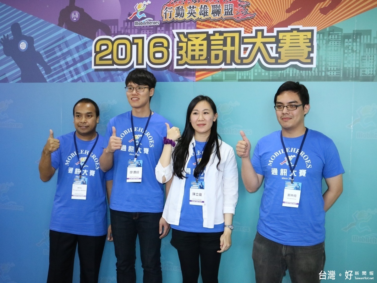 中原大學電機系學生團隊創新研發能量獲肯定。左起,博士班Theophilus_Wellem、碩士班廖湧銓、陳立庭、鄭仲翔。