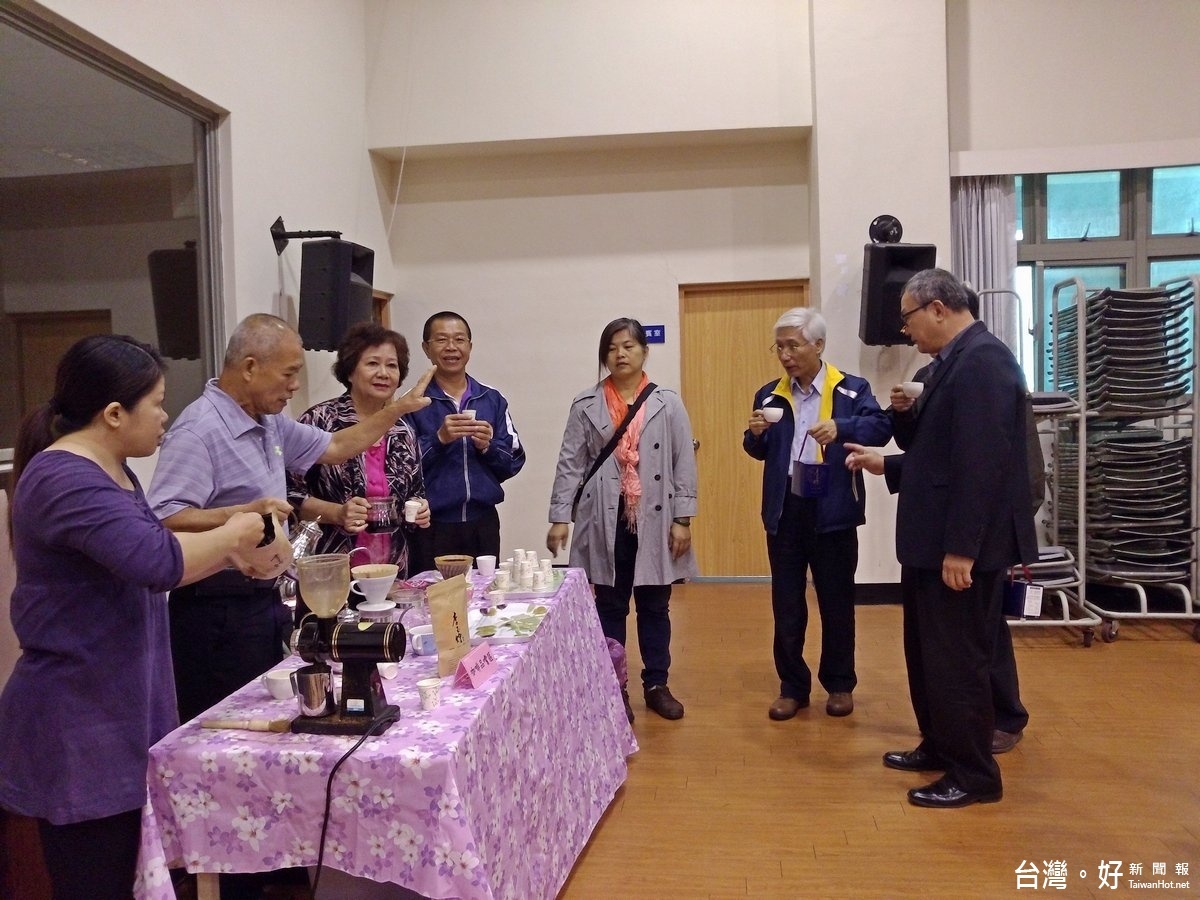 咖啡評鑑現場有咖啡品嚐活動,李姓業者提供的咖啡香氣四溢,而吸引參觀民眾的爭相品嚐。〈記者吳素珍攝〉