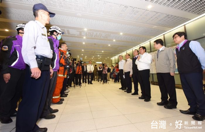 鄭市長表示,機場捷運已通過穩定性測試,可用度達99.52%,並持續進行各項模擬演練。