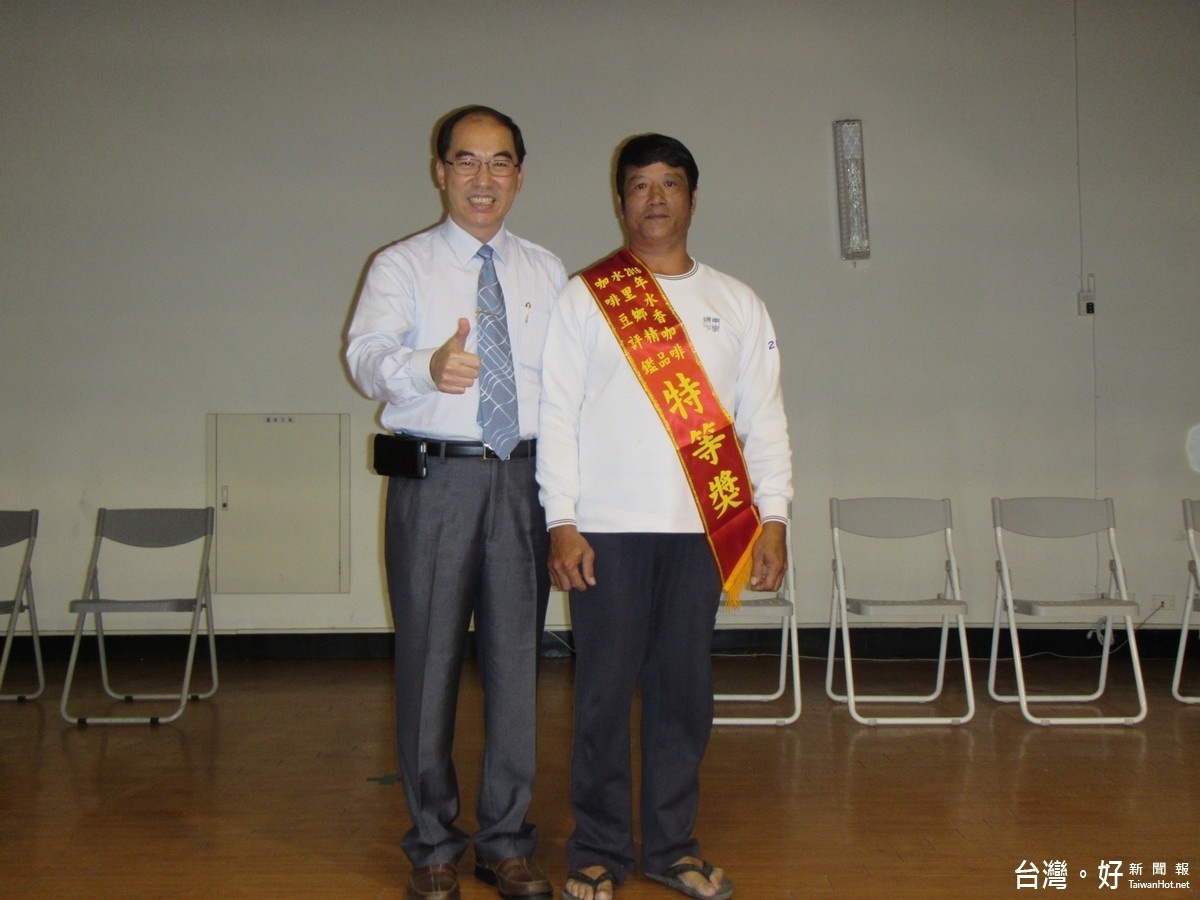 水里鄉精品咖啡豆評鑑成績揭曉,由鄉長陳癸佑〈左〉為特等獎得主佩戴彩帶並合照留念。〈記者吳素珍攝〉