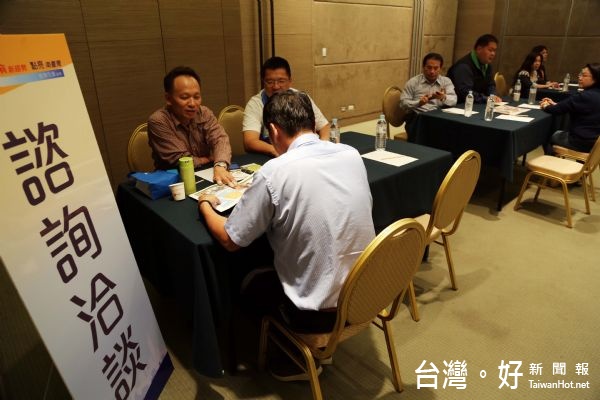 南部六縣市工商界代表出席交流,參與現場投資洽詢,相當熱絡。