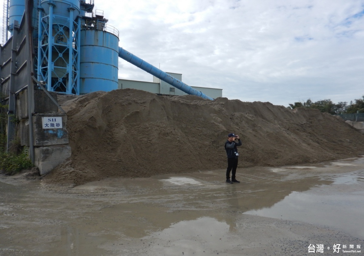 國產建材違規使用農地,環保局人員實地進行稽查依法開罰。
