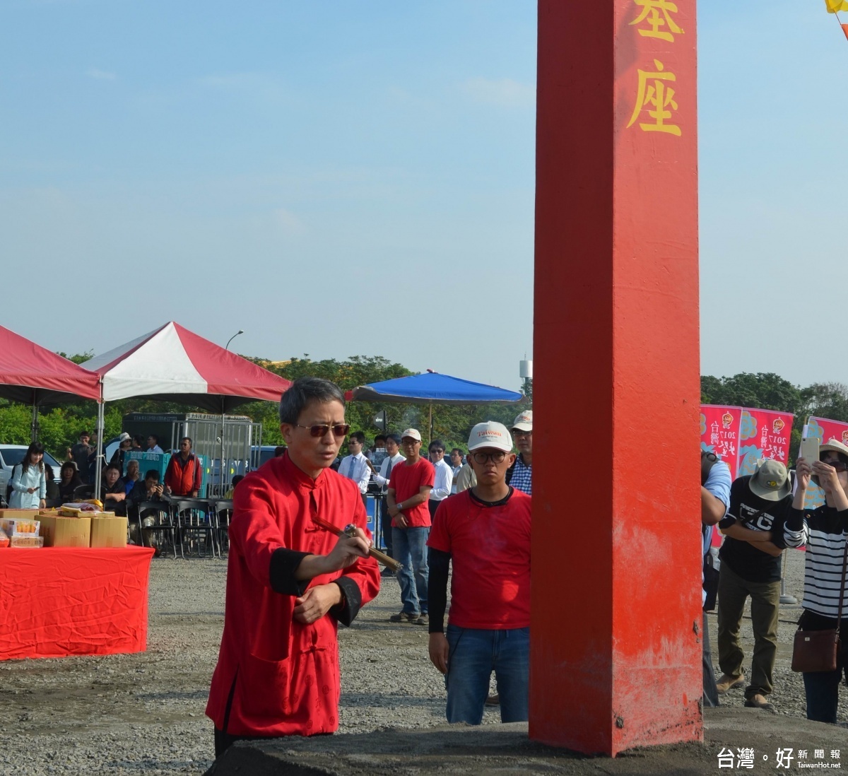 丁酉年主燈基座動土儀式,民俗學者吳彰裕教授為燈會動土祈福。(記者蘇榮泉攝)