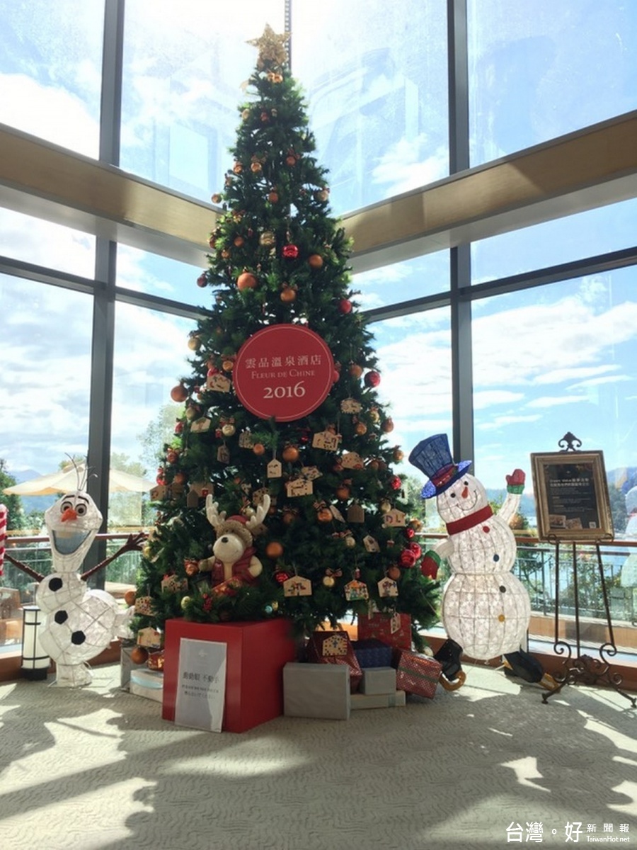雲品溫泉酒店館內4米5的聖誕樹上，掛著信義鄉地利國小孩子們的心願卡。
