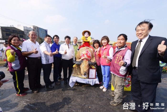 鄭市長說,平鎮兼有城市及鄉村風貌,且以「三隻小喵,窩在平鎮」為主題,與「九藏喵」合作,呈現花彩節平鎮場的獨特魅力。