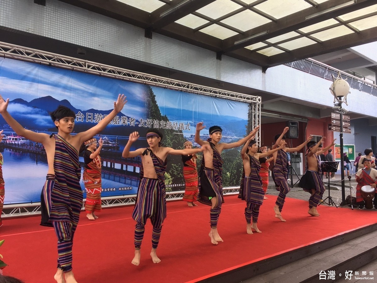 活動在邵族傳統舞蹈中熱情開場。 