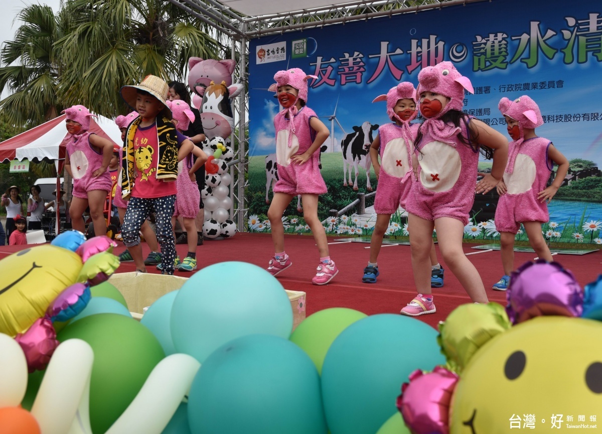 粉紅豬消灑友善大地舞蹈表演，鼓勵相關業者加入「友善大地，護水 清，保土淨」的行列。（記者蘇榮泉攝） 