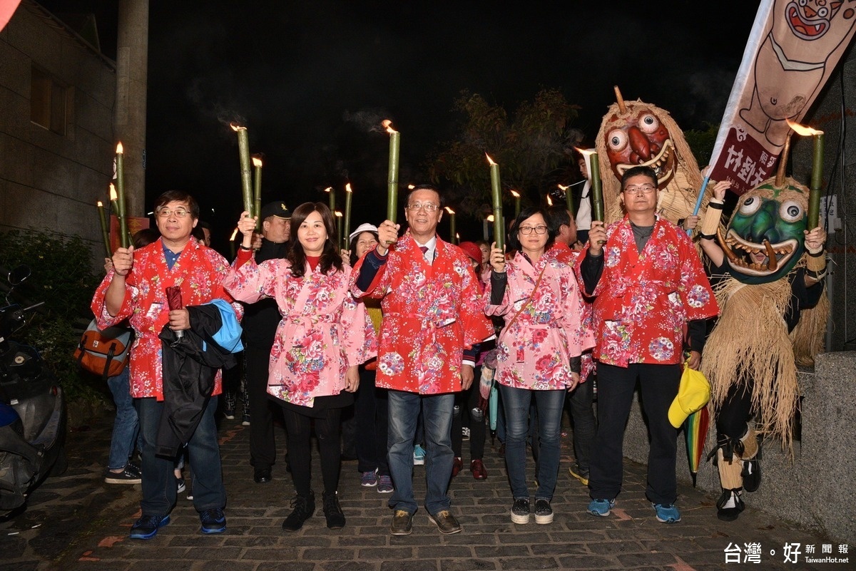 南投溫泉季東埔活動，縣長林明溱〈右3〉、信義鄉長夫人鄭景文〈左2〉等人穿浴衣參加踩街活動。