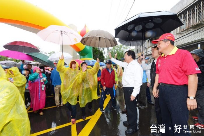鄭市長表示,市府會持續完成8-3號池埤塘公園三、四期設施改善工程,給市民更多更好的活動空間。