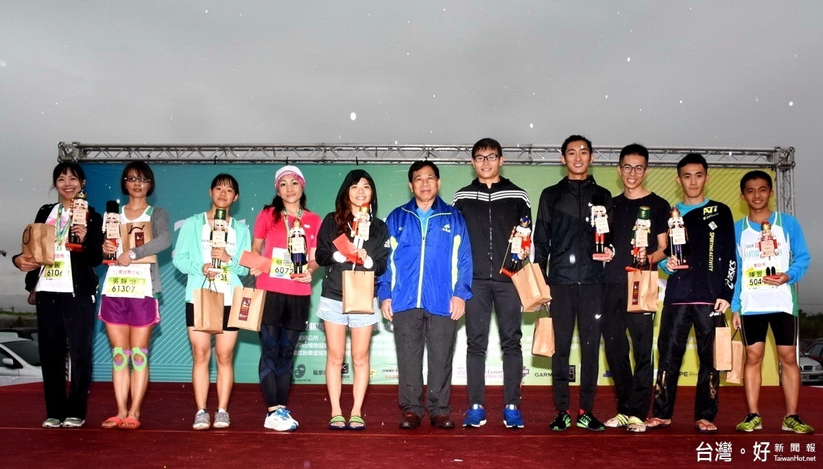 副縣長陳正昇頒發第三屆南投馬拉松賽男子組、女子組各前5名獎牌。