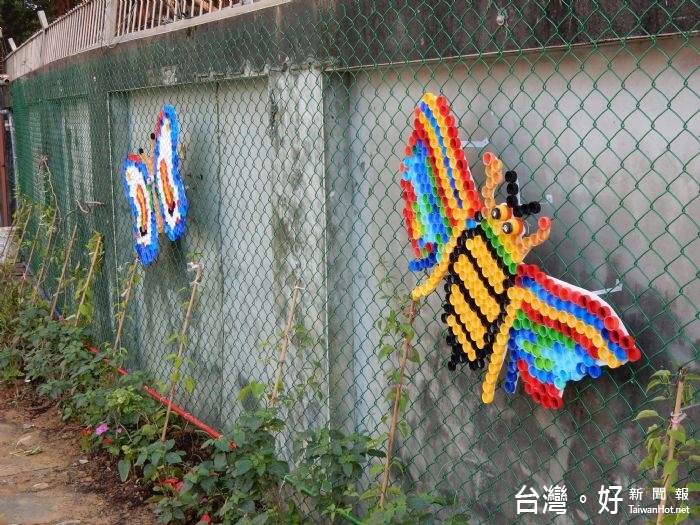 牆壁上松鼠、蝴蝶的美術圖案,全都是用回收的寶特瓶蓋做的。