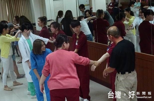 分局長張弘文表示,協助教導楊梅天成醫院第一線醫生、護理人員、保全人員防身術與簡易的擒拿術,藉以提升護理人員自我防衛能力。