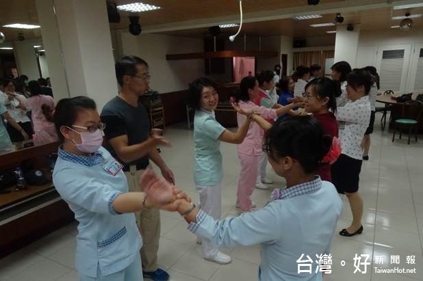 分局長張弘文表示,協助教導楊梅天成醫院第一線醫生、護理人員、保全人員防身術與簡易的擒拿術,藉以提升護理人員自我防衛能力。