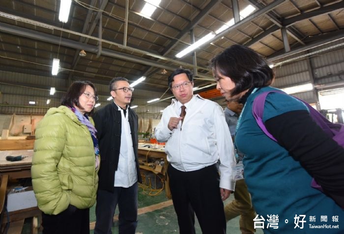 鄭市長表示,惜物是客家優良傳統文化之一,「水顏木房」以舊木為素材,創造風格獨特的家具品牌。