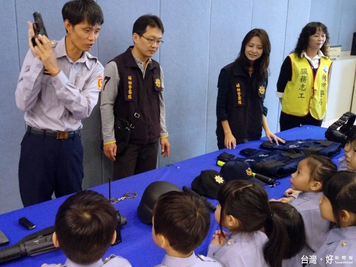 寓教於樂小小警察體驗營,桃園市警局婦幼隊向小朋友解釋槍枝的使用
