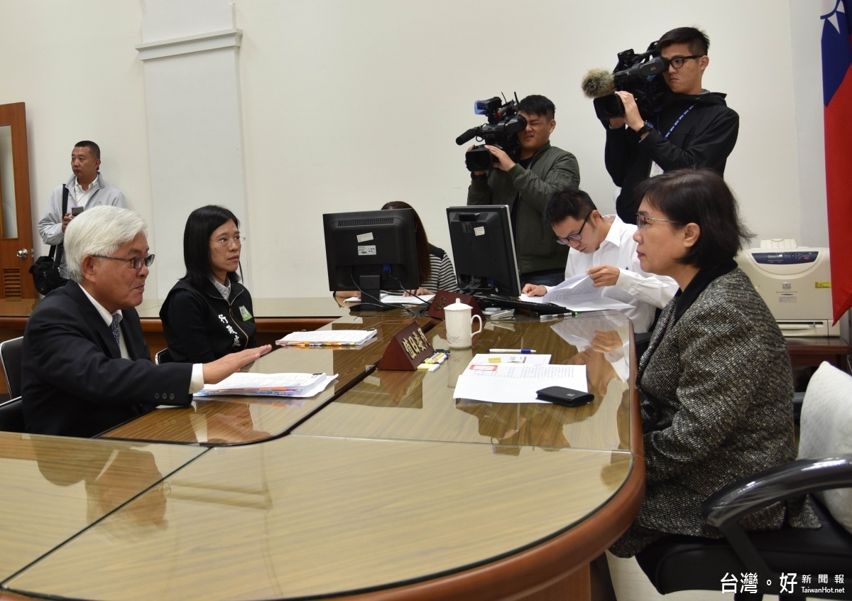 縣長李進勇偕同立委劉建國辦公室主任吳宗展等人,至監察院向監委具狀檢舉,檢舉台電公司未盡監督之責違法失職。(記者蘇榮泉攝)
