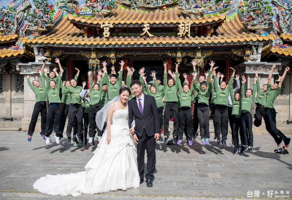 北港媽祖姻緣而踏上紅地毯的二對新人,吸引遊客爭相合影與祝福。(記者蘇榮泉攝)