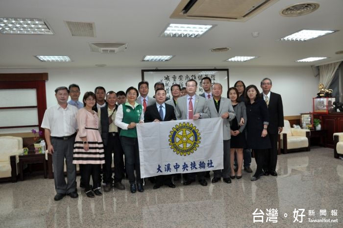 邱議長與大溪中央扶輪社幹部於議長室合影留念。