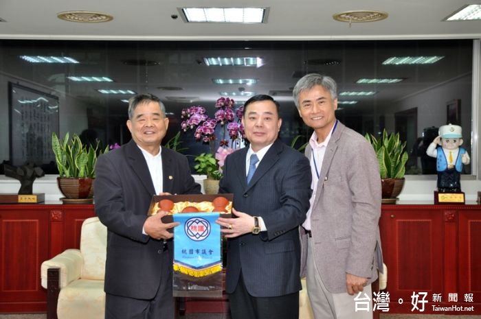 頒贈議會會旗。