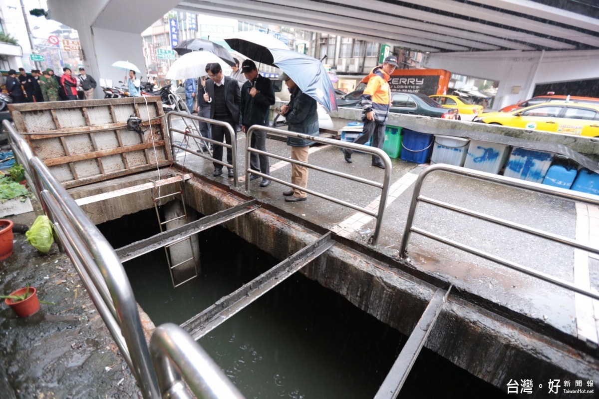 基隆旭川河出海口現不明油污　潛水人員下水探勘找源頭